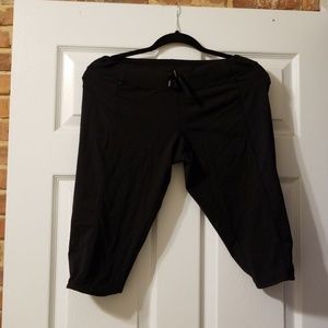 Lululemon knee length capri running pants